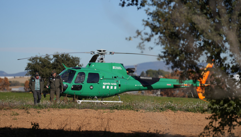 Helicóptero en el centro de Torreferrussa en las zonas restringidas por la cuarentena ante la peste porcina africana, a 5 de diciembre de 2025, en Barberà del Vallès, Barcelona, Cataluña (España)