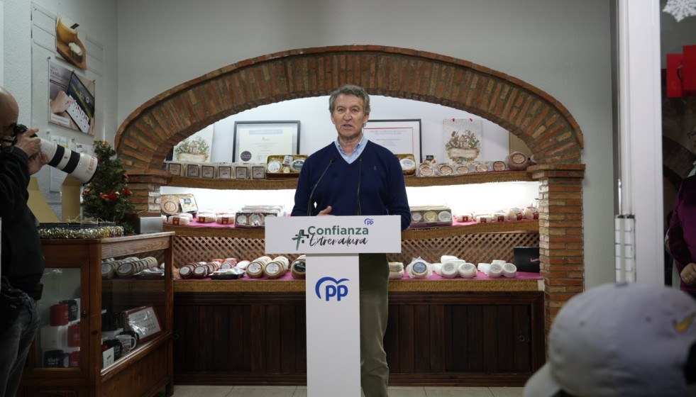 El presidente del PP, Alberto Núñez Feijóo, atiende a los medios tras la visita a la fábrica de Quesos del Casar, a 5 de diciembre de 2025, en Casar de Cáceres, Cáceres, Extremadura (España). L
