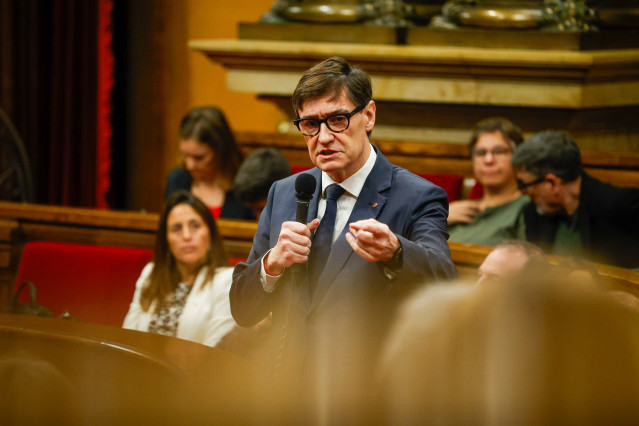 El presidente de la Generalitat de Catalunya, Salvador Illa, durante una sesión de control al president de la Generalitat en el Parlament, a 5 de diciembre de 2025, en Barcelona, Cataluña (España).