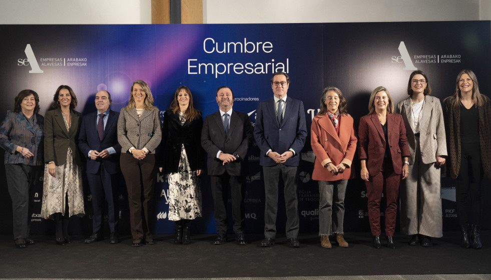 La alcaldesa de Vitoria-Gasteiz, Maider Etxebarria, el presidente de SEA, Juan Antonio Sánchez, y el presidente de CEOE, Antonio Garamendi, durante la apertura de la cumbre empresarial 'Liderando en 