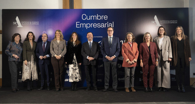 La alcaldesa de Vitoria-Gasteiz, Maider Etxebarria, el presidente de SEA, Juan Antonio Sánchez, y el presidente de CEOE, Antonio Garamendi, durante la apertura de la cumbre empresarial 'Liderando en incertidumbre',