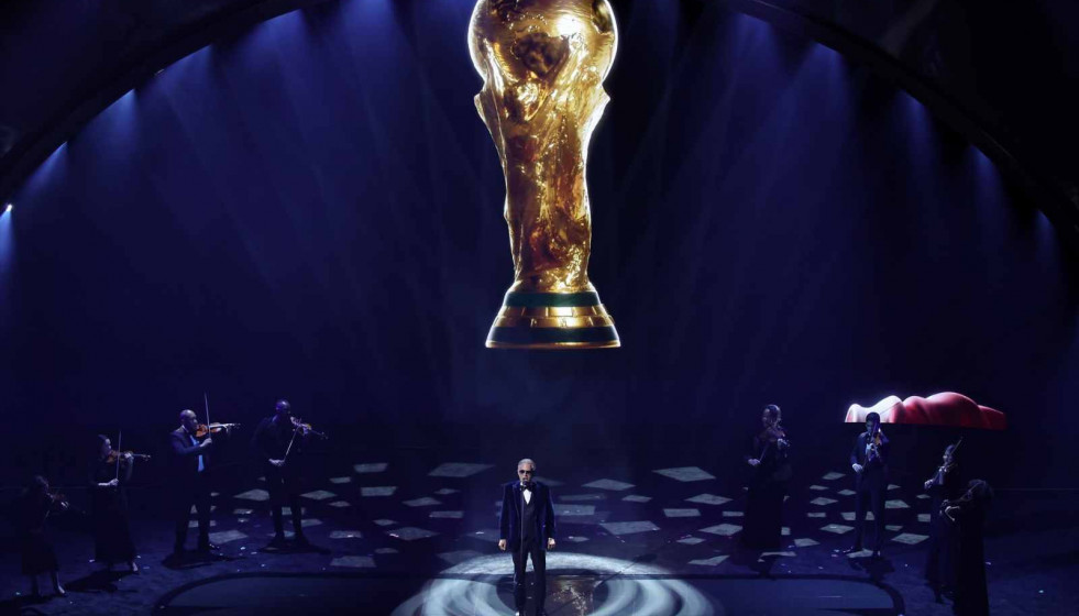 4 de diciembre de 2025, EE. UU., Washington El tenor italiano Andrea Bocelli actúa durante el sorteo de la Copa Mundial de la FIFA 2026 en el Centro John F. Kennedy para las Artes Escénicas de Was