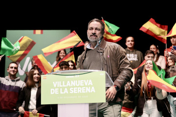 El presidente de VOX, Santiago Abascal, interviene durante la clausura de un acto público del partido, a 2 de diciembre de 2025 en Villanueva de la Serena, Badajoz, Extremadura (España).