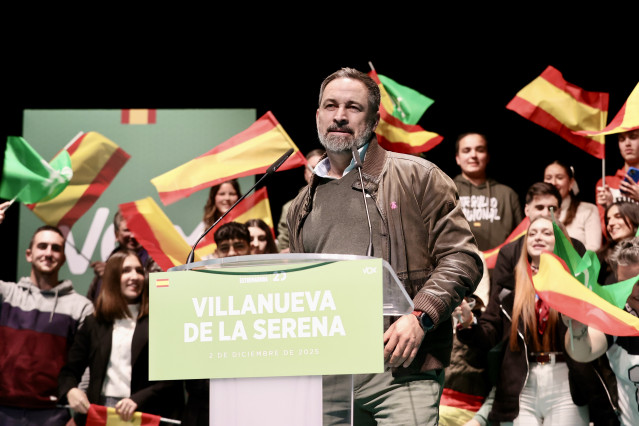 El presidente de VOX, Santiago Abascal, interviene durante la clausura de un acto público del partido, a 2 de diciembre de 2025 en Villanueva de la Serena, Badajoz, Extremadura (España).