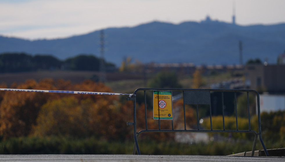 Vallas para cortar el paso de los agents rurals de los Mossos d'Esquadra en las zonas restringidas por la cuarentena ante la peste porcina africana, a 5 de diciembre de 2025, en Barberà del Vallès, 