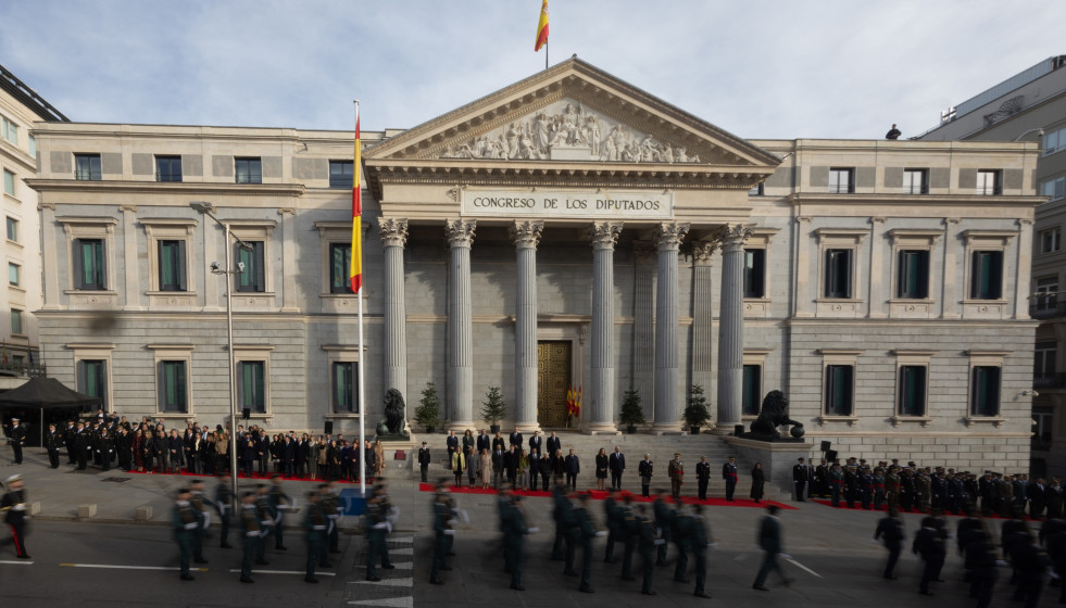 Archivo - Desfile durante el acto de Izado Solemne de la bandera de España, frente al Congreso de los Diputados, a 6 de diciembre de 2024, en Madrid (España).