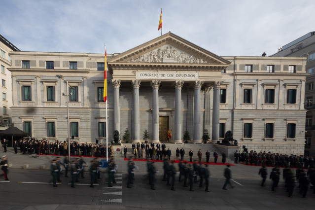 Archivo - Desfile durante el acto de Izado Solemne de la bandera de España, frente al Congreso de los Diputados, a 6 de diciembre de 2024, en Madrid (España).