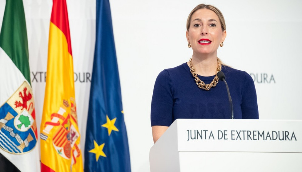 Archivo - La presidenta de la Junta de Extremadura, María Guardiola, en rueda de prensa en Mérida. Imagen de archivo