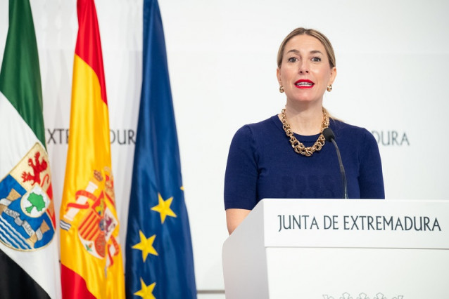 Archivo - La presidenta de la Junta de Extremadura, María Guardiola, en rueda de prensa en Mérida. Imagen de archivo
