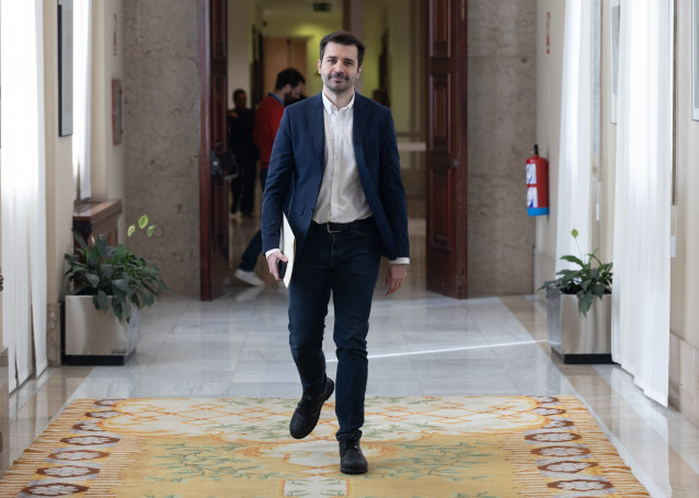 El diputado y portavoz adjunto de Podemos, Javier Sánchez Serna, a su llegada a la Junta de Portavoces en el Congreso de los Diputados, a 11 de noviembre de 2025, en Madrid (España).