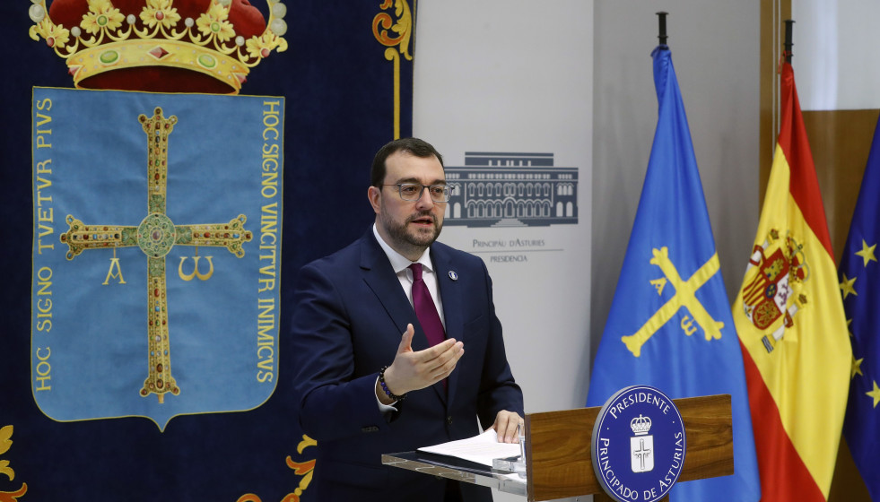 Archivo - El presidente del Principado, Adrián Barbón, en rueda de prensa.