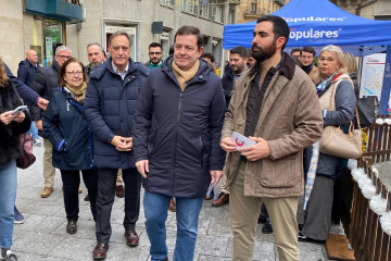 El presidente de la Junta de Castilla y León, Alfonso Fernández Mañueco, junto al presidente de NNGG de Salamanca, Ángel Porras (d) y el alcalde de Salamanca, Carlos García Carbayo (i).