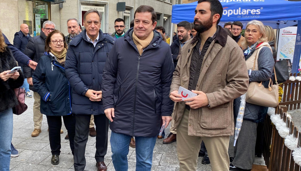 El presidente de la Junta de Castilla y León, Alfonso Fernández Mañueco, junto al presidente de NNGG de Salamanca, Ángel Porras (d) y el alcalde de Salamanca, Carlos García Carbayo (i).