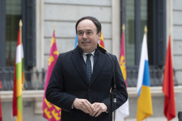 El president de la Generalitat Valenciana, Juanfran Pérez Llorca, durante el acto de izado solemne de la Bandera Nacional con motivo del Día de la Constitución, en el Congreso de los Diputados, a 6