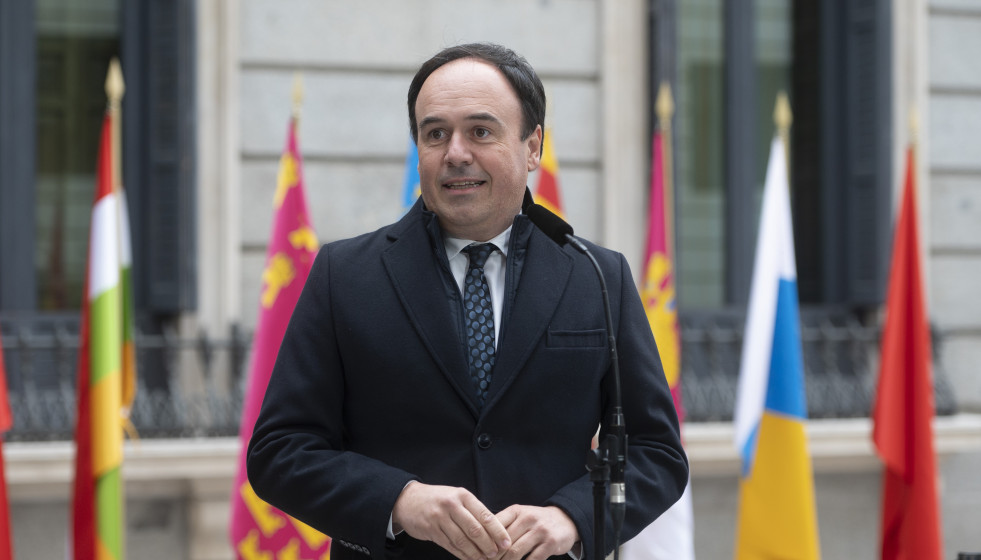 El president de la Generalitat Valenciana, Juanfran Pérez Llorca, durante el acto de izado solemne de la Bandera Nacional con motivo del Día de la Constitución, en el Congreso de los Diputados, a 6