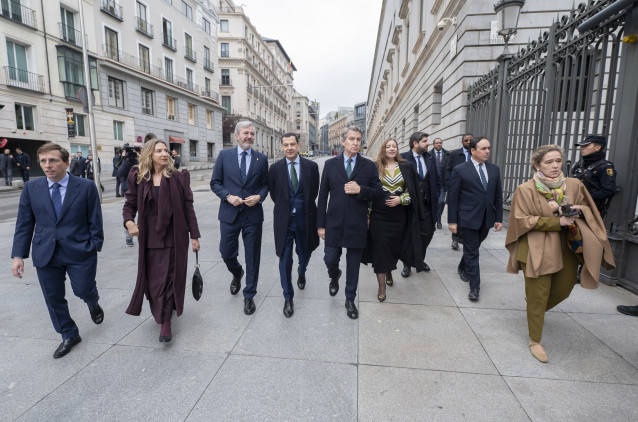 El alcalde de Madrid, José Luis Martínez Almeida, el presidente de Aragón, Jorge Azcón, el presidente de la Junta de Andalucía, Juanma Moreno, el presidente del PP, Alberto Núñez Feijóo, la portavoz del PP en el congreso, Ester Muñoz, y el presidente de l