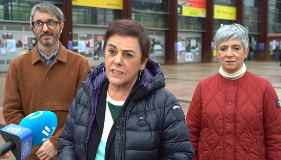 La portavoz de EH Bildu en el Congreso de los Diputados, Mertxe Aizpurua, realiza declaraciones en Durango con motivo del Día de la Constitución.