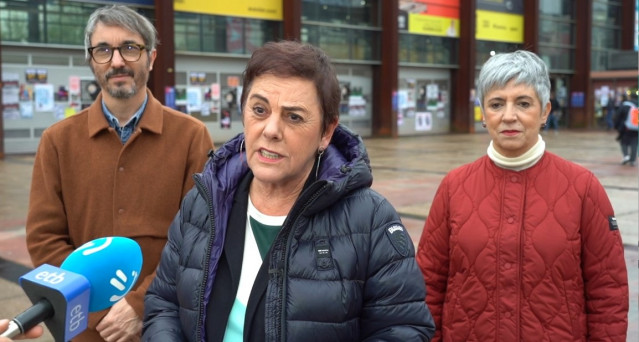 La portavoz de EH Bildu en el Congreso de los Diputados, Mertxe Aizpurua, realiza declaraciones en Durango con motivo del Día de la Constitución.