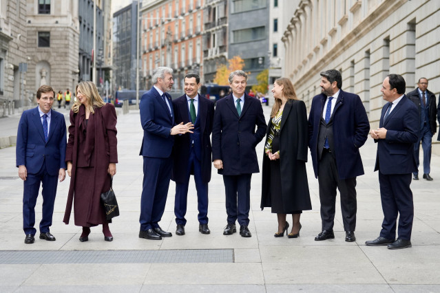 El Líder Del Partido Popular, Alberto Núñez Feijóo (4D), Conversa Con Los Presidentes Autonómicos De Aragón, Jorge Azcón (3I); Andalucía, Juanma Moreno (4I), Murcia, Fernando López-Miras (2D), Y Valencia, Juanfran Pérez Llorca (D), Entre Otros.