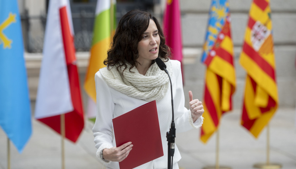 La presidenta de la Comunidad de Madrid, Isabel Díaz Ayuso, tras el acto de izado solemne de la Bandera Nacional con motivo del Día de la Constitución, en el Congreso de los Diputados, a 6 de dicie