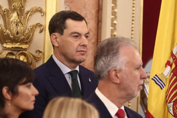 El presidente de la Junta de Andalucía, Juanma Moreno, durante el acto institucional por el Día de la Constitución, en el Congreso de los Diputados, a 6 de diciembre de 2025, en Madrid (España).