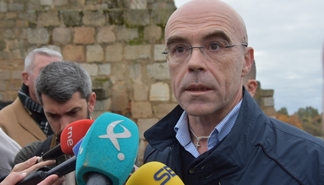 El jefe de la delegación de Vox en el Parlamento Europeo, Jorge Buxadé, atiende a los medios en el Puente Romano de Mérida