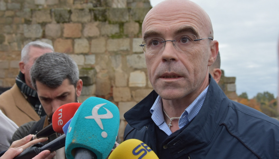 El jefe de la delegación de Vox en el Parlamento Europeo, Jorge Buxadé, atiende a los medios en el Puente Romano de Mérida