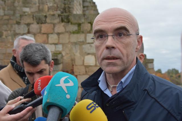 El jefe de la delegación de Vox en el Parlamento Europeo, Jorge Buxadé, atiende a los medios en el Puente Romano de Mérida