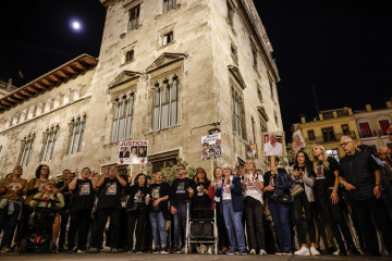 Archivo - Un grupo de personas durante una protesta de asociaciones de víctimas de la dana, frente al Palau de la Generalitat, a 2 de noviembre de 2025, en Valencia