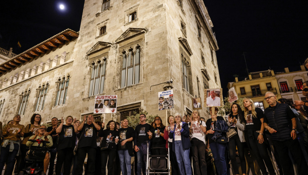 Archivo - Un grupo de personas durante una protesta de asociaciones de víctimas de la dana, frente al Palau de la Generalitat, a 2 de noviembre de 2025, en Valencia