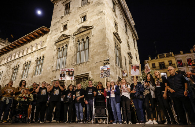 Archivo - Un grupo de personas durante una protesta de asociaciones de víctimas de la dana, frente al Palau de la Generalitat, a 2 de noviembre de 2025, en Valencia
