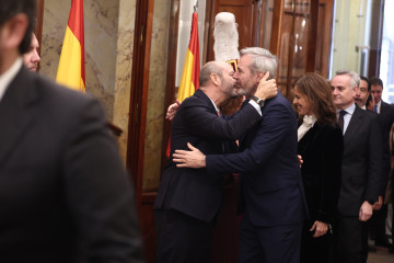 El presidente del Senado, Pedro Rollán, y la presidenta del Congreso, Francina Armengol, saludan al presidente de la Junta de Aragón, Jorge Azcón, durante el acto institucional por el Día de la Co