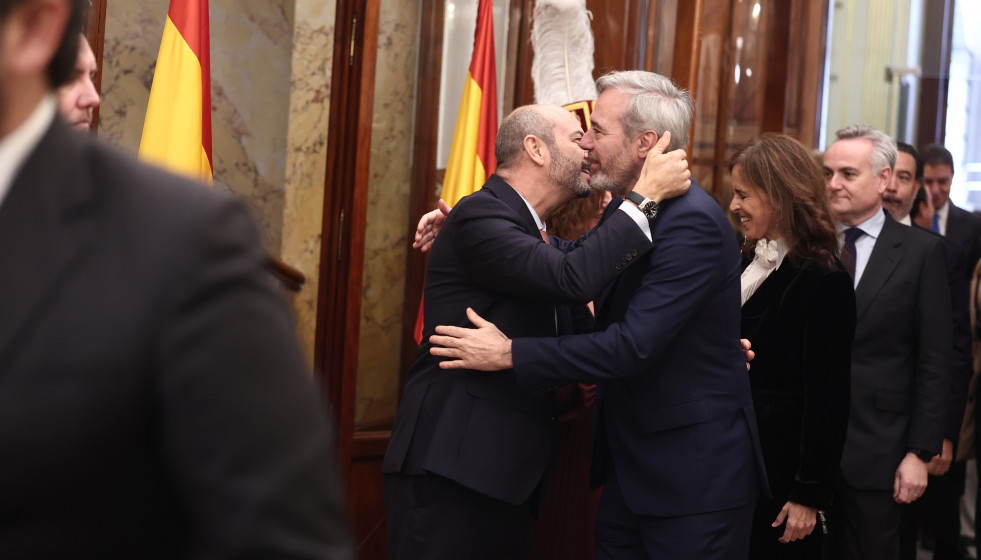 El presidente del Senado, Pedro Rollán, y la presidenta del Congreso, Francina Armengol, saludan al presidente de la Junta de Aragón, Jorge Azcón, durante el acto institucional por el Día de la Co