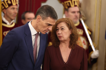 El presidente del Gobierno, Pedro Sánchez, y la presidenta del Congreso, Francina Armengol, durante el acto institucional por el Día de la Constitución, en el Congreso de los Diputados, a 6 de dici