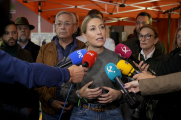 La candidata del PP a la reelección como presidenta de la Junta de Extremadura, María Guardiola, atiende a los medios antes de participar en la XVIII Matanza Didáctica de Peraleda del Zaucejo (Bada