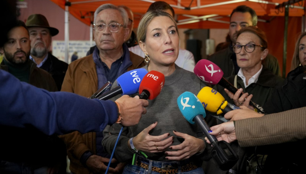 La candidata del PP a la reelección como presidenta de la Junta de Extremadura, María Guardiola, atiende a los medios antes de participar en la XVIII Matanza Didáctica de Peraleda del Zaucejo (Bada