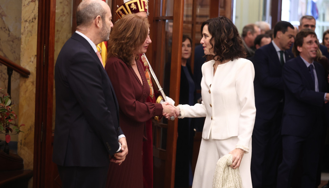 El presidente del Senado, Pedro Rollán, y la presidenta del Congreso, Francina Armengol, saludan a la presidenta de la Comunidad de Madrid, Isabel Díaz Ayuso, durante el acto institucional por el D