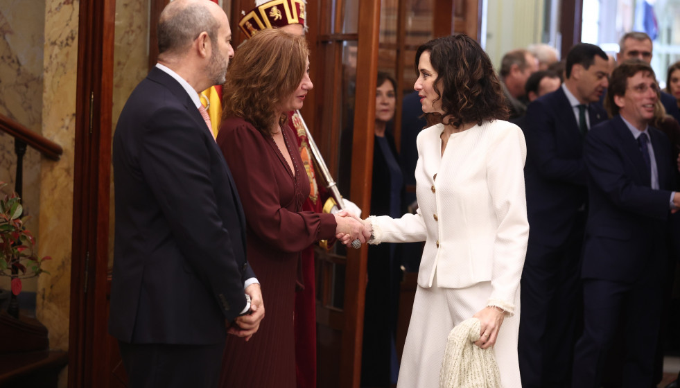 El presidente del Senado, Pedro Rollán, y la presidenta del Congreso, Francina Armengol, saludan a la presidenta de la Comunidad de Madrid, Isabel Díaz Ayuso, durante el acto institucional por el D