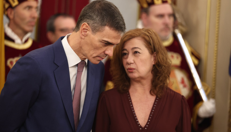 El presidente del Gobierno, Pedro Sánchez, y la presidenta del Congreso, Francina Armengol, durante el acto institucional por el Día de la Constitución, en el Congreso de los Diputados, a 6 de dici