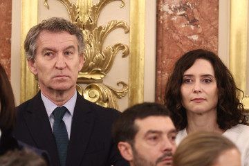 El presidente del PP, Alberto Núñez Feijóo, y la presidenta de la Comunidad de Madrid, Isabel Díaz Ayuso, durante el acto institucional por el Día de la Constitución, en el Congreso de los Diput