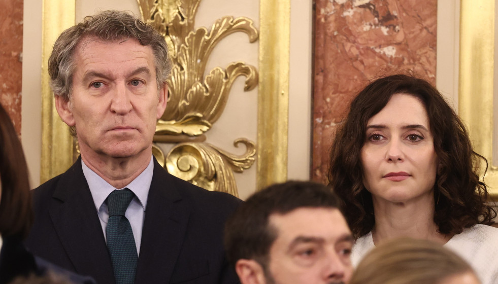 El presidente del PP, Alberto Núñez Feijóo, y la presidenta de la Comunidad de Madrid, Isabel Díaz Ayuso, durante el acto institucional por el Día de la Constitución, en el Congreso de los Diput