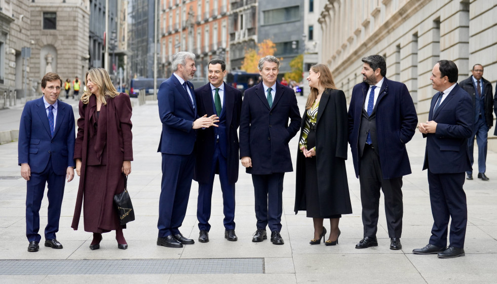 El líder del Partido Popular, Alberto Núñez Feijóo (4d), conversa con los presidentes autonómicos de Aragón, Jorge Azcón; Andalucía, Juanma Moreno, Murcia, Fernando López-Miras, y Valencia, J