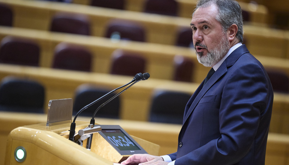 Archivo - El senador del PSOE Juan Espadas interviene durante un pleno en el Senado, a 1 de octubre de 2025, en Madrid (España).