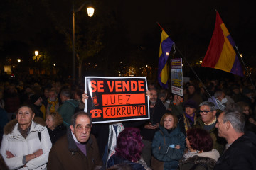 Manifestantes, durante una concentración para protestar por la condena al ex Fiscal General del Estado, frente a la sede del Tribunal Supremo, a 6 de diciembre de 2025, en Madrid (España).