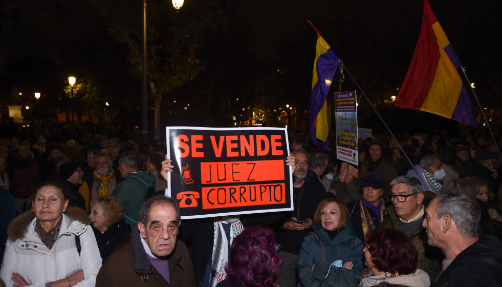 Manifestantes, durante una concentración para protestar por la condena al ex Fiscal General del Estado, frente a la sede del Tribunal Supremo, a 6 de diciembre de 2025, en Madrid (España).