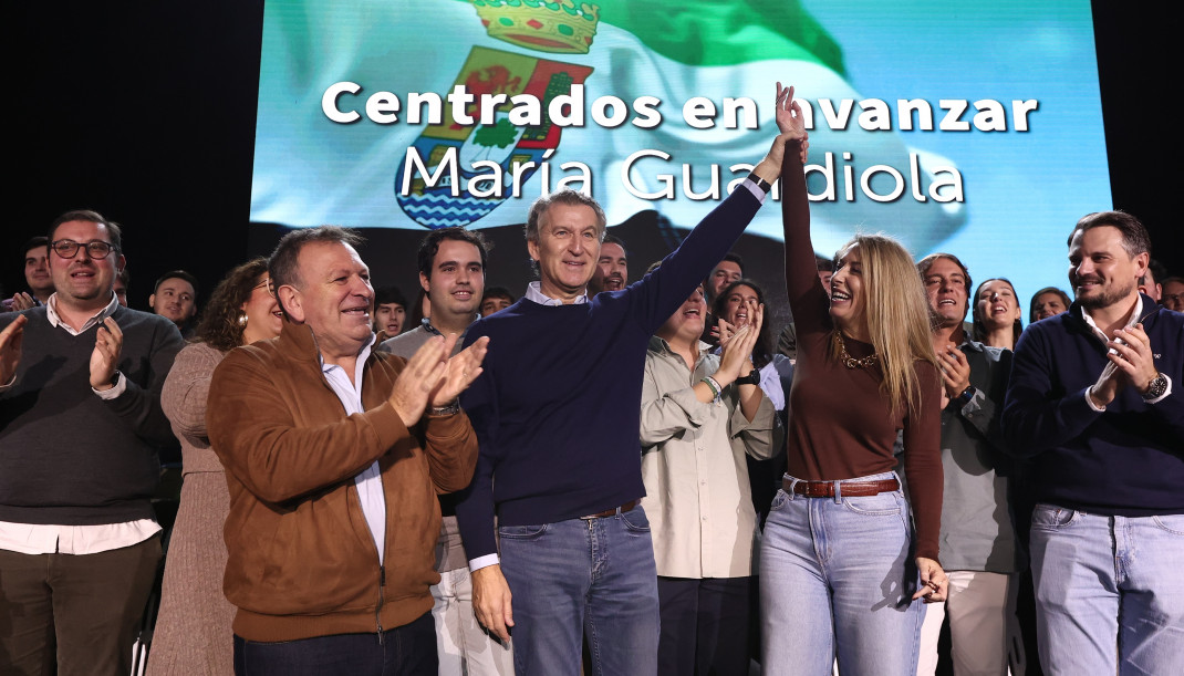 El presidente del PP, Alberto Núñez Feijóo , y la presidenta del PP de Extremadura, María Guardiola participan en un acto público, en el Pabellón Municipal Juan de Dios Ordóñez, a 16 de noviem