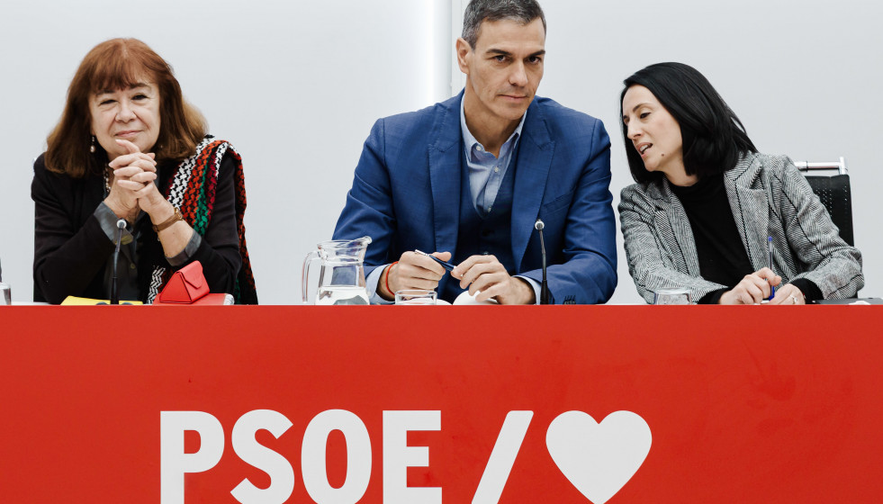 La presidenta del PSOE, Cristina Narbona, el presidente del Gobierno, Pedro Sánchez, y la Secretaria de Organización del PSOE, Rebeca Torró Soler, durante una reunión de la Comisión Ejecutiva Fed