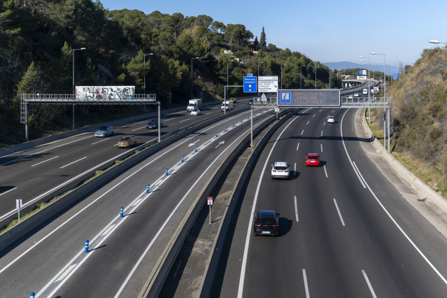 Señales de carretera avisando del brote de Peste Porcina Africana en la C-58 a la altura de Montcada i Reixach, a 1 de diciembre de 2025, en Barcelona, Cataluña (España).