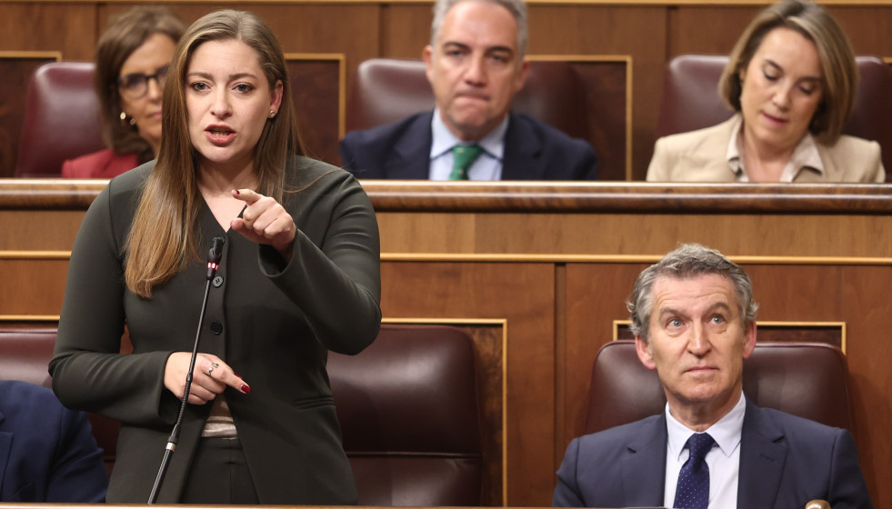 La portavoz del PP en el Congreso, Ester Muñoz, interviene durante una sesión de control al Gobierno, en el Congreso de los Diputados, a 26 de noviembre de 2025, en Madrid (España).