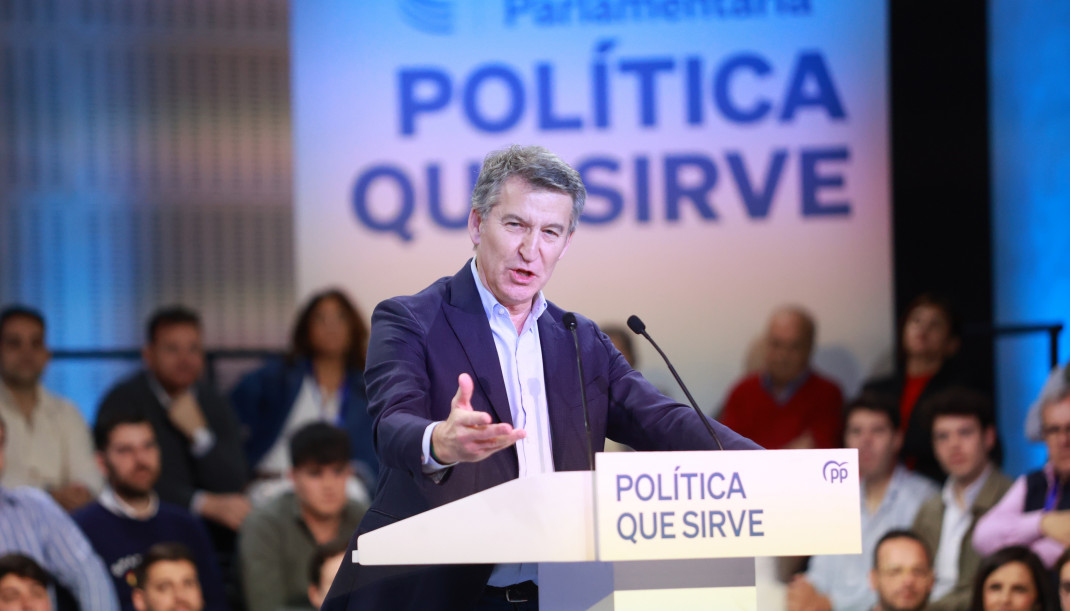 Archivo - El presidente nacional del PP, Alberto Núñez Feijóo, interviene  durante la clausura de la 27ª Interparlamentaria del PP. A 30 de marzo de 2025, en Sevilla (Andalucía , España).